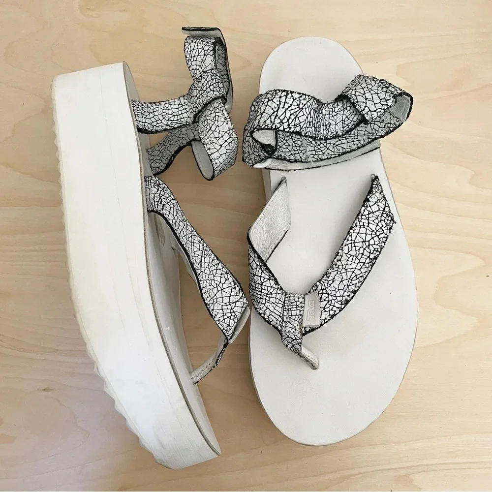 TEVA Cracked Distressed Platform Sandals Sz 9